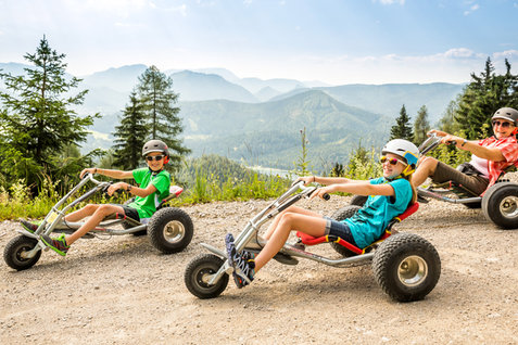 Kinder, wie auch Erwachsene lieben die rasante Fahrt Kinder, wie auch Erwachsene lieben die rasante Fahrt