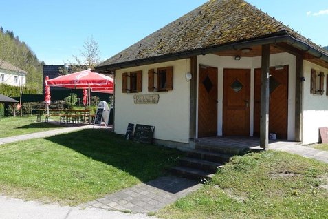 Parkhütte im Sommer