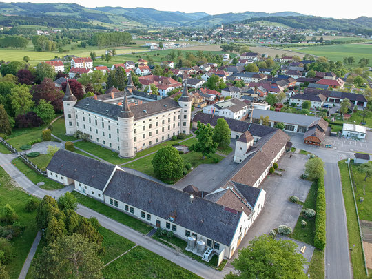 Luftaufnahme Schloss Wolfpassing mit Blick auf Steinakirchen
