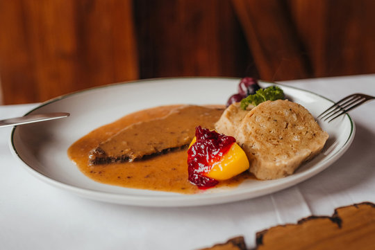 Hirschbraten mit dickem Wurzelsaft und Knödel