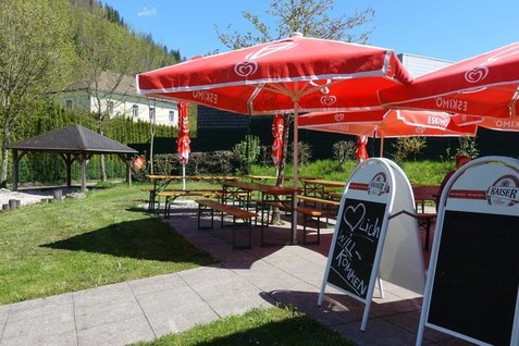 Schattige Plätze um die Parkhütte