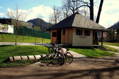 Radabstellplätze vor der Parkhütte